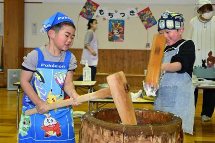 2026年1月8日　町認定こども園どんぐりで餅つき