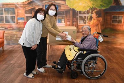 2026年3月12日　足寄町民生委員児童委員協議会が特別養護老人ホームにペーパータオルを寄贈